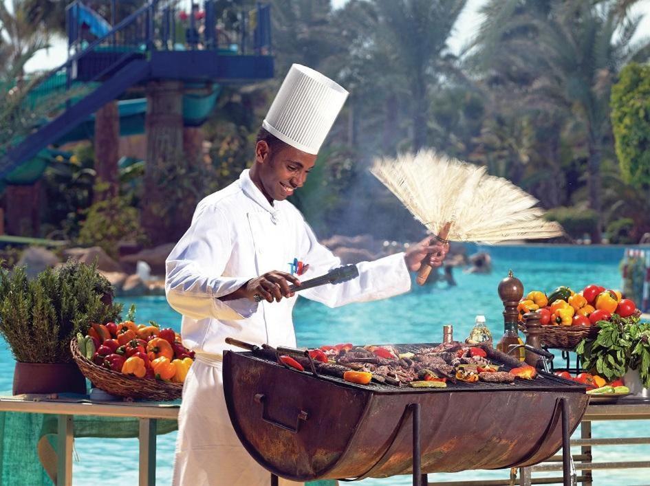Pickalbatros Golf Beach Resort Sharm el-Sheikh Ngoại thất bức ảnh A chef cooking at the Atlantis Paradise Island